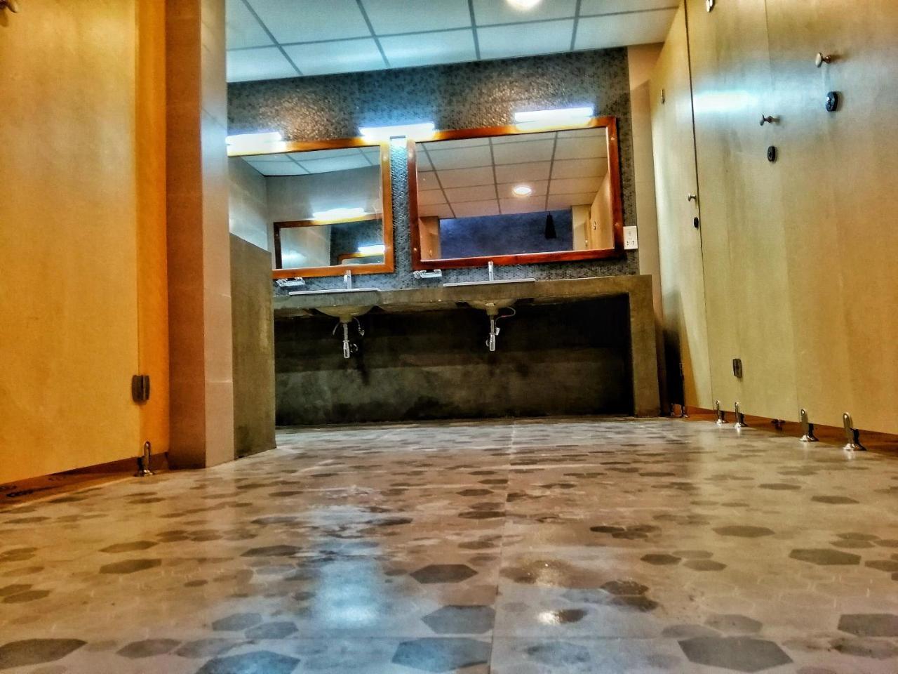 Hiriketiya Beach Hostels Dikwella Ngoại thất bức ảnh